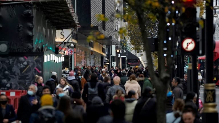 La foule se presse dans la rue commerçante d'Oxford Street à Londres, le 2 décembre 2020, au premier jour de la levée du confinement en Angleterre