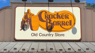 L'ancien logo de Cracker Barrel. L'enseigne occupe une place particulière dans le cœur de nombreux Américains, proposant une cuisine traditionnelle dans un cadre rustique de type "Old Country Store", avec des rocking-chairs et des concerts de musique country occasionnels. Mais la tentative de rebranding de la célèbre chaîne américaine a suscité une vive opposition en ligne et ouvert un nouveau front dans la guerre culturelle autour des marques traditionnelles qui cherchent à moderniser leur image.
