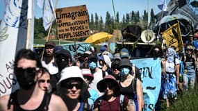 Des manifestants défilent lors d'un rassemblement appelé par « La confédération paysanne », « Extinction Rebellion », « les Faucheurs Volontaires » et « les Soulevements de la Terre » pour protester contre la construction de nouveaux réservoirs d'eau, appelés « mégabassins », pour l'irrigation près de Billom, dans le centre de la France, le 11 mai 2024.