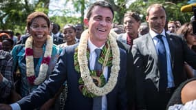 Manuel Valls accompagné de George Pau-Langevin, à Mayotte.