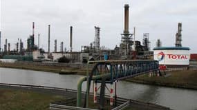 La cour d'appel de Douai (Nord) a ordonné la reprise de la production de la raffinerie Total de Dunkerque, à l'arrêt depuis la mi-septembre. /Photo d'archives/REUTERS/Pascal Rossignol