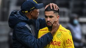 L'entraîneur de Nantes, Antoine Kombouaré, félicite son milieu Imran Louza, auteur d'un penalty réussi lors du match de Ligue 1 à Angers, le 14 février 2021