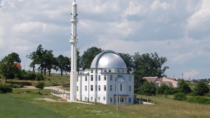 Une mosquée de style et de financement provenant du Golfe arabo-persique, construite très récemment dans le sud-est du Kosovo. Une mosquée de style et de financement provenant du Golfe arabo-persique, construite très récemment dans le sud-est du Kosovo.