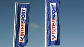 Des drapeaux arborant le logo du distributeur d'articles de sport Intersport, le 26 février 2014 à Lomme (Nord).
