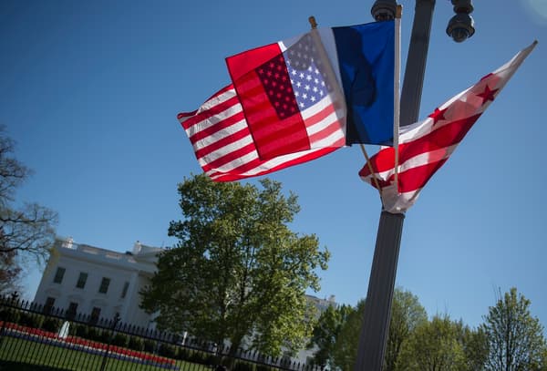 Les drapeaux français et américain devant la Maison Blanche