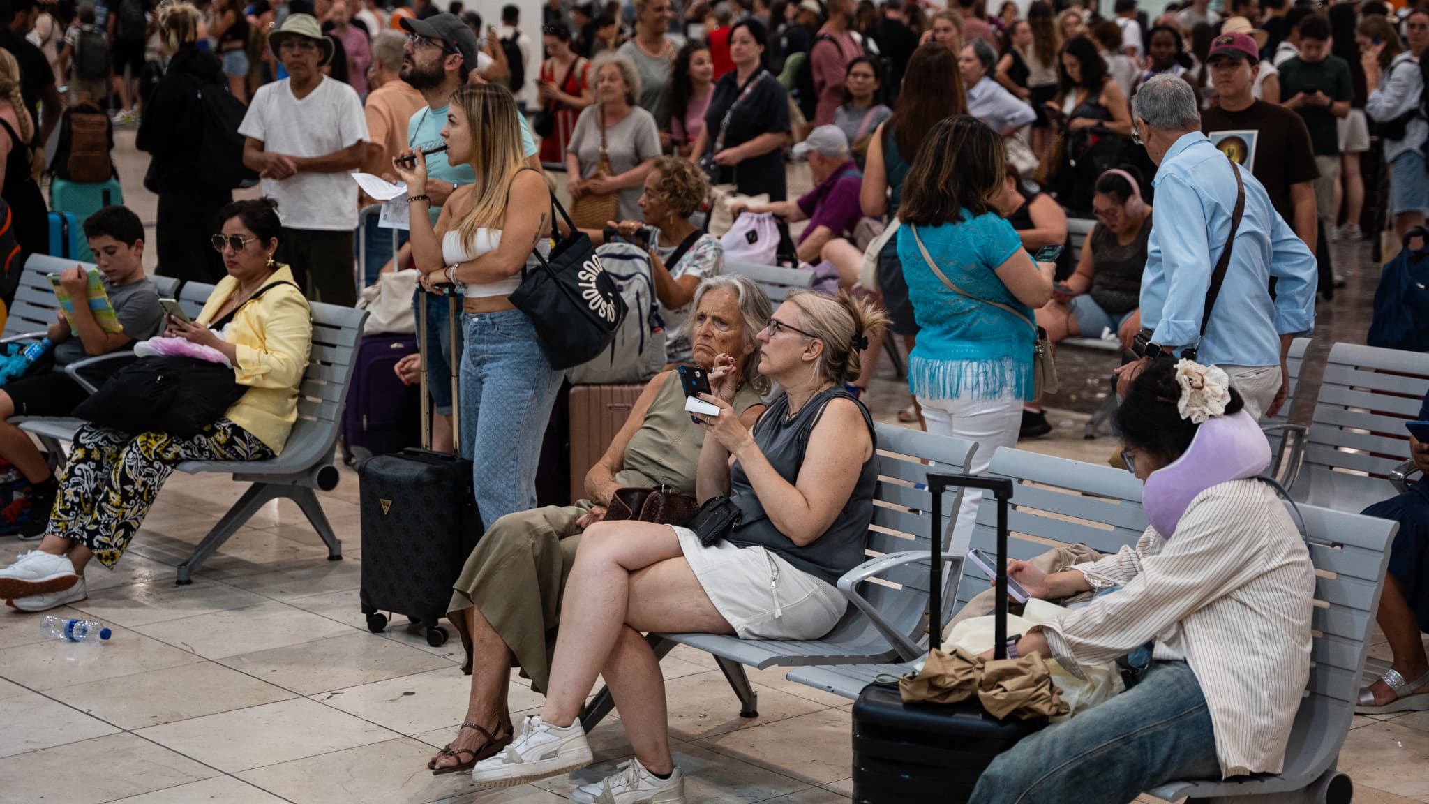 Mensen gestrand op een treinstation in Barcelona