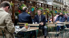 Emmanuel Macron et Jean Castex attablés à une terrasse de café le 19 mai 2021 à Paris