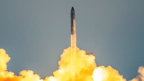 Le vaisseau spatial de SpaceX décolle de la base stellaire près de Boca Chica, au Texas, le 13 octobre 2024, pour le test du vol Starship 5. SpaceX a réussi à « attraper » le premier étage de sa mégafusée Starship dimanche alors qu'il revenait sur la rampe de lancement après un vol d'essai, une première mondiale dans la quête de l'entreprise pour une réutilisation rapide.