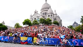 Le passage de coureurs devant le Sacré-Coeur pendant l'épreuve de cyclisme des JO de Paris, le 3 août 2024