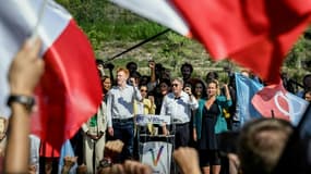 Jean-Luc Mélenchon, entouré des députés LFI Adrien Quatennens (à gauche) et Mathilde Pannot à droite) , aux "Amphis d'été" de La France insoumise, le 28 août 2022 à Chateauneuf-sur-Isère (Drôme)