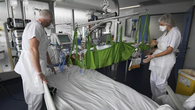 Des soignants prennent en charge un patient atteint du Covid-19 dans l'unité de soins intensifs de l'hôpital universitaire de Strasbourg, le 22 octobre 2020 (PHOTO D'ILLUSTRATION).