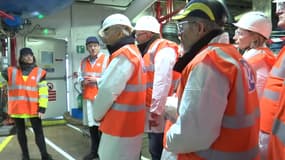 Des touristes visitent l'usine PPG de Valenciennes dans le cadre de l'événement "Made in Valenciennes", le 26 février 2024.