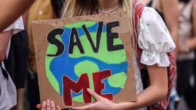 Une manifestante tenant une pancarte lors d'une manifestation pour le climat à Toulouse, le 23 septembre 2022 (photo d'illustration).