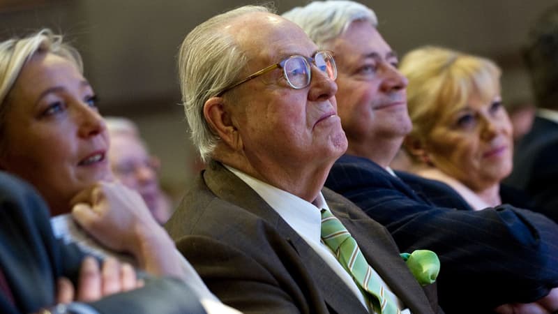 Marine Le Pen, Jean-Marie Le Pen, et Bruno Gollnisch, en 2010.