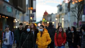 Des habitants de New Castle au Royaume-Uni le 19 décembre 2020.