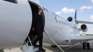 Emmanuel Macron descendant de l'avion présidentiel (photo d'illustration)
