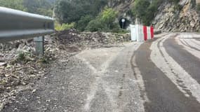 La RM30 près de Roure (Alpes-Maritimes) le mardi 22 octobre, dégagée après un éboulement survenu deux jours plus tôt.
