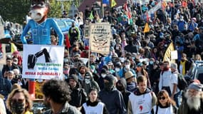 Un millier d'opposants défilent contre le canal Seine-Nord Europe à Thourotte, dans l'Oise, le 11 octobre 2025