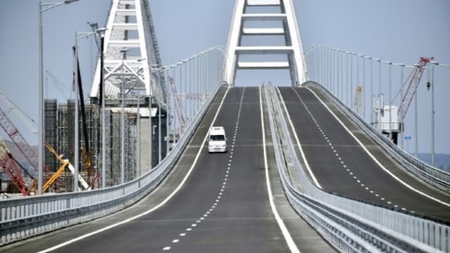 Un véhicule emprunte le pont de 19 km entre la Crimée et la Russie, le 15 mai 2018, juste avant son inauguration par le président russe Vladimir Poutine - 