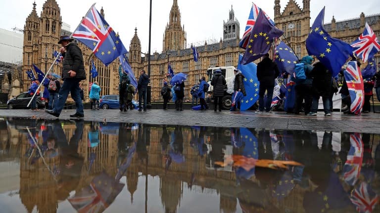 Des manifestants anti Brexit manifestent devant la Chambre des Communes dimanche 3 décembre, avant le début du débat parlementaire.