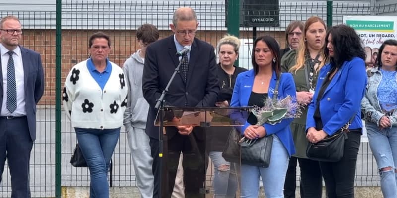 La mère de Lindsay, Betty Gervois, était notamment présente lors de l'hommage aux côtés de Jean-Roger Ribaud, directeur académique du Pas-de-Calais.
