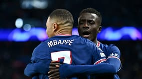 Idrissa Gueye prend Kylian Mbappé dans les bras lors d'un match du PSG, le 7 décembre 2021