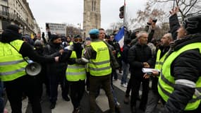 Des brassards blancs sont apparus sur certains gilets jaunes, ce samedi, dans le cortège parisien