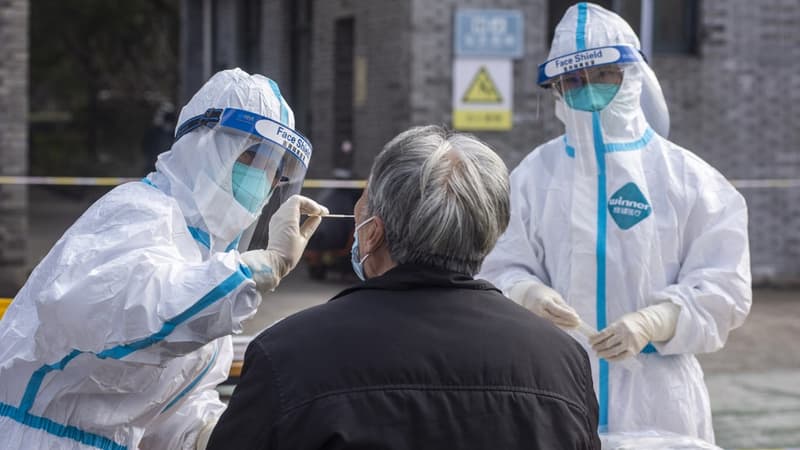 Une personne se faisant tester à Ningbo dans la province de Zhejiang en Chine.