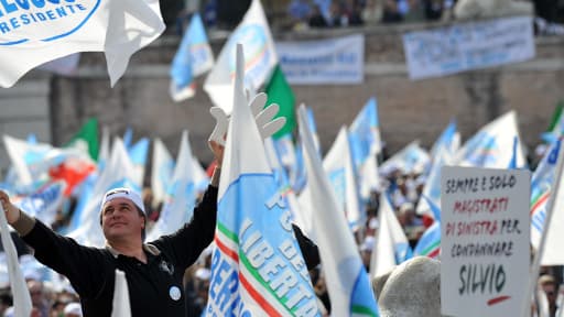 Des figurants se trouvaient parmi les manifestants pro-Berlusconi, le samedi 23 mars