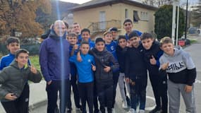 Zinédine Zidane avec les jeunes footballeurs du club de l'Argentière-la-Bessée.