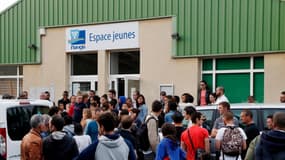 Rassemblement devant l'espace jeunes à Nangis, mardi 22 juillet 2014.