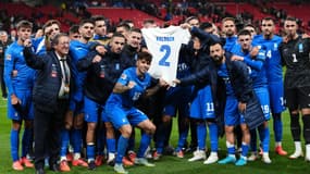 Les joueurs de la Grèce rendent un hommage à George Baldock après leur victoire contre l'Angleterre, le 10 octobre 2024