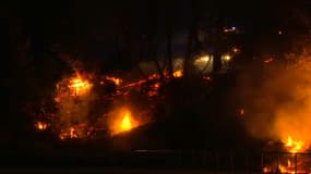 L'incendie qui s'est déclaré ce jeudi soir dans les Pyrénées-Atlantiques.