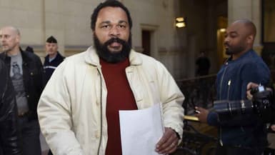 L'humoriste Dieudonné M'bala M'bala au palais de justice de Paris le 12 mars 2015.