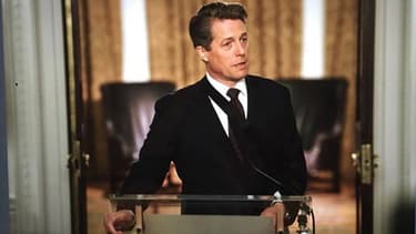 Hugh Grant reprenant son rôle de Premier ministre dans le court métrage Love Actually 2.