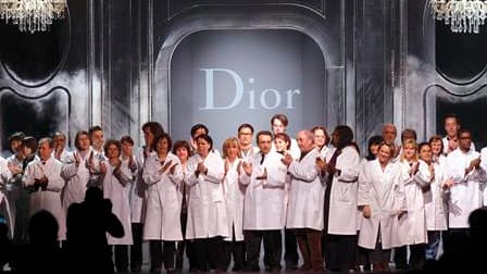 L'équipe Dior à la fin des défilés. Privé de John Galliano accusé d'avoir proféré des insultes racistes, Christian Dior a rendu hommage vendredi au savoir-faire de ses ateliers et rappelé les valeurs d'une maison éprouvée par une semaine de crise. /Photo