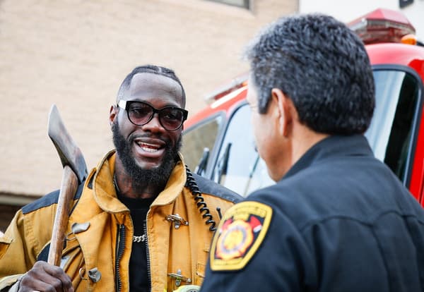 Deontay Wilder hace à la main et sourire aux lèvres avec des pompiers de Los Angeles en 2018