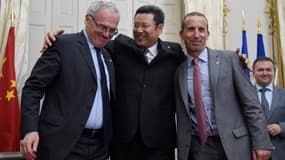 Le PDG d'EDF Jean-Bernard Levy, le président de CNNC Qian Zhimin et le directeur général d'Areva Philippe Knoche à Paris, le 30 juin 2015 lors de la signature d'un accord global entre la France et la Chine dans le nucléaire.