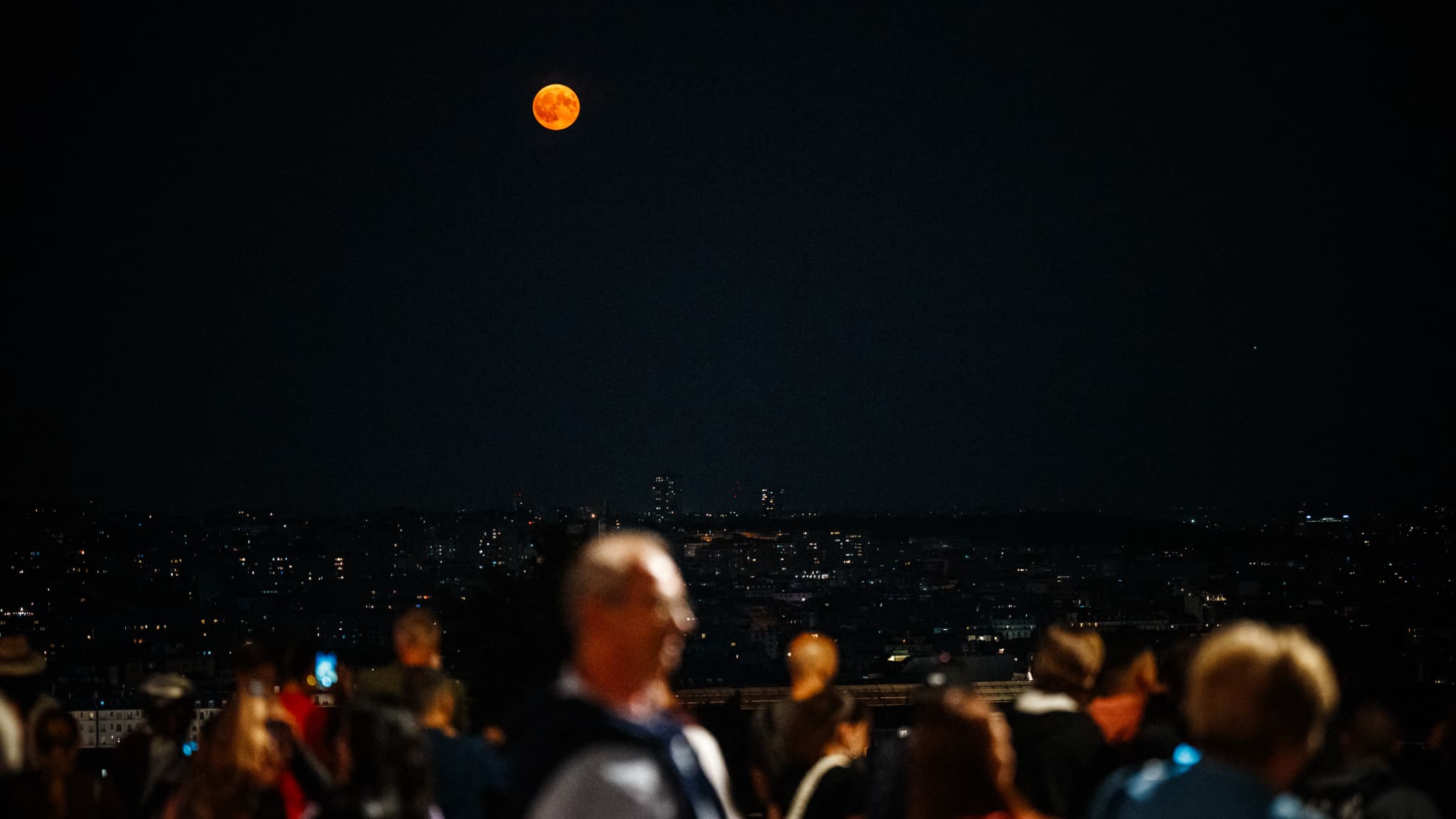 La "super Lune bleue" à Paris, le lundi 19 août 2024