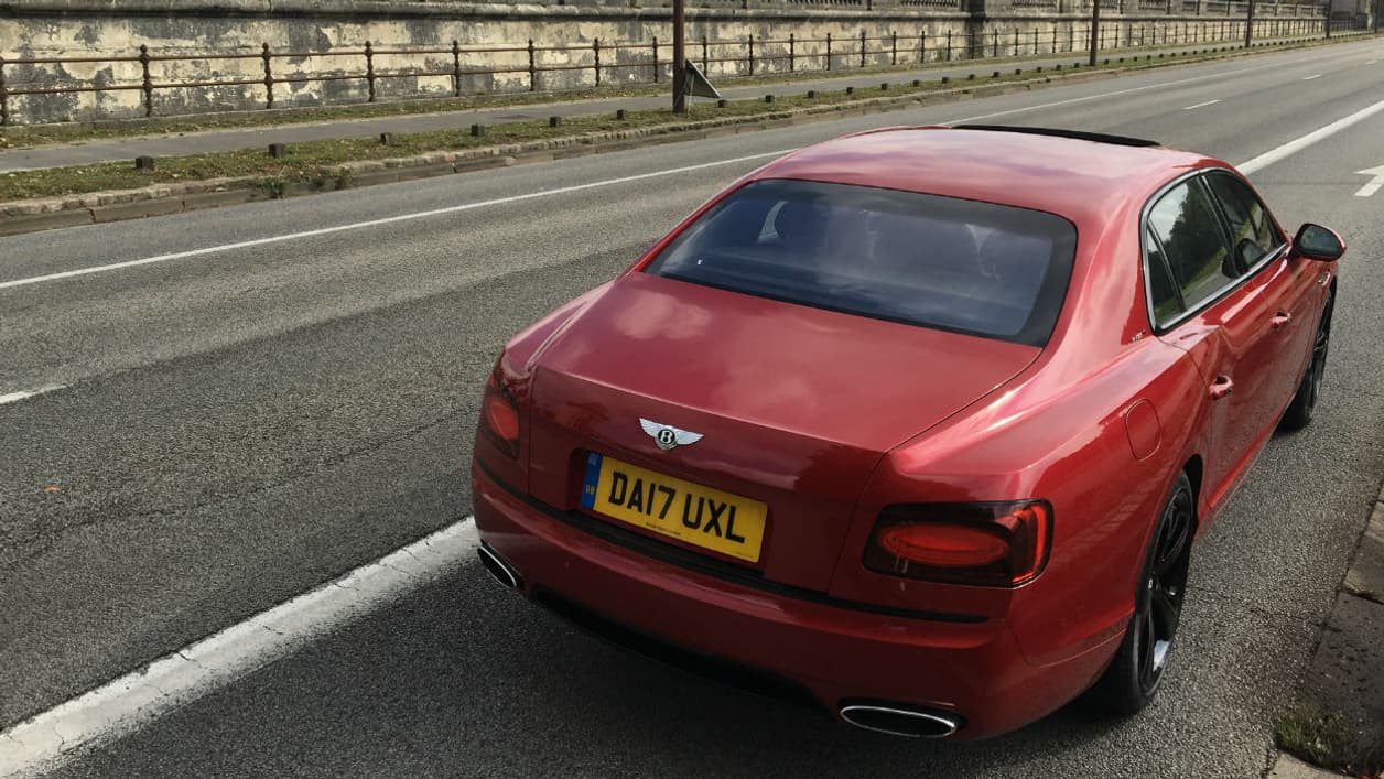 A l'arrière, la Flying Spur offre 475 litres de coffre, soit un peu moins que la concurrence : 490 litres sur une Mercedes Classe S, 515 sur une BMW Série 7. A l'arrière, la Flying Spur offre 475 litres de coffre, soit un peu moins que la concurrence : 490 litres sur une Mercedes Classe S, 515 sur une BMW Série 7.