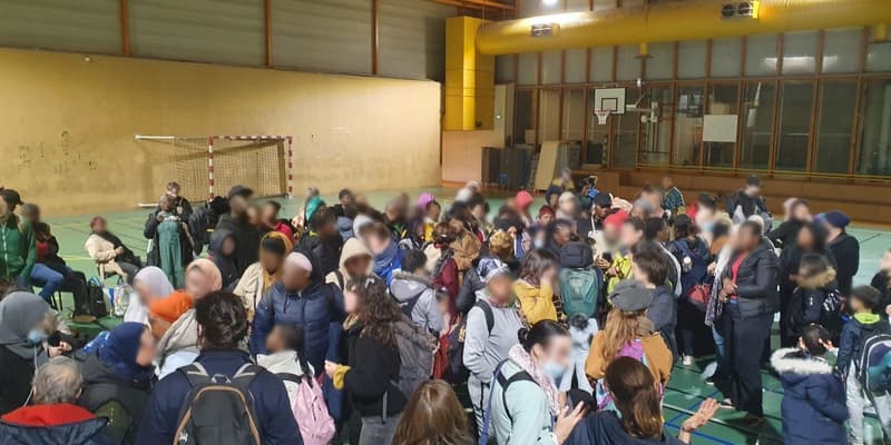 Plus de 150 personnes sans-abri, principalement des femmes et des enfants, ont occupé vendredi 3 mai au soir un gymnase à Lyon pour dénoncer le manque d'hébergement d'urgence, avant d'être évacués par les forces de l'ordre.