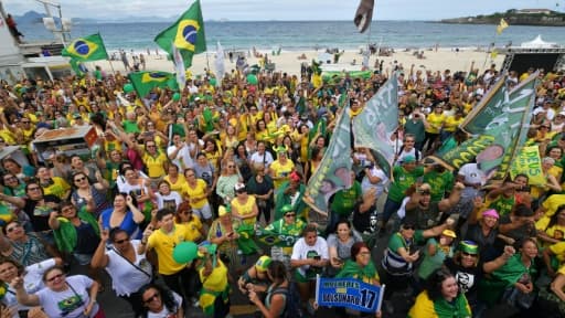 Des Brésiliens manifestent leur soutien au candidat de l'extrême droite à la présidentielle Jair Bolsonaro à Rio de Janeiro, le 29 septembre 2018
