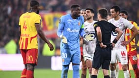 L'incompréhension de Brice Samba face à l'arbitre Benoît Bastien