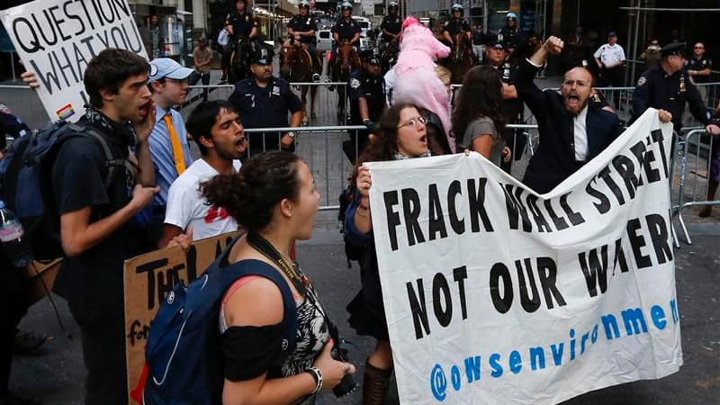 Quelques centaines de manifestants liés à "Occupy Wall Street" se sont rassemblés lundi dans le quartier d'affaires de New York mais ont été maintenus par la police à distance du siège de la Bourse que les militants avaient menacé de cerner pour le premie