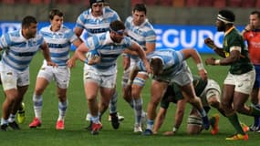 Le capitaine argentin Julian Montoya ballon en main contre l'Afrique du Sud lors du Rugby Championship à Port Elizabeth le 21 août 2021