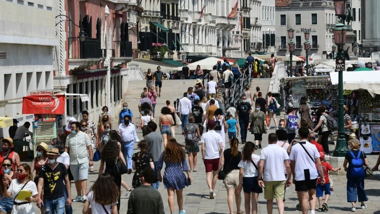 Des touristes près des canaux à Venise le 5 juin 2021