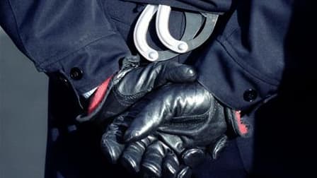 La police a interpellé mardi une vingtaine de personnes en banlieue parisienne lors d'un coup de filet dans l'enquête sur la mort d'une policière municipale, en mai dernier à Villiers-sur-Marne, sur l'autoroute A4, durant une poursuite avec des malfaiteur