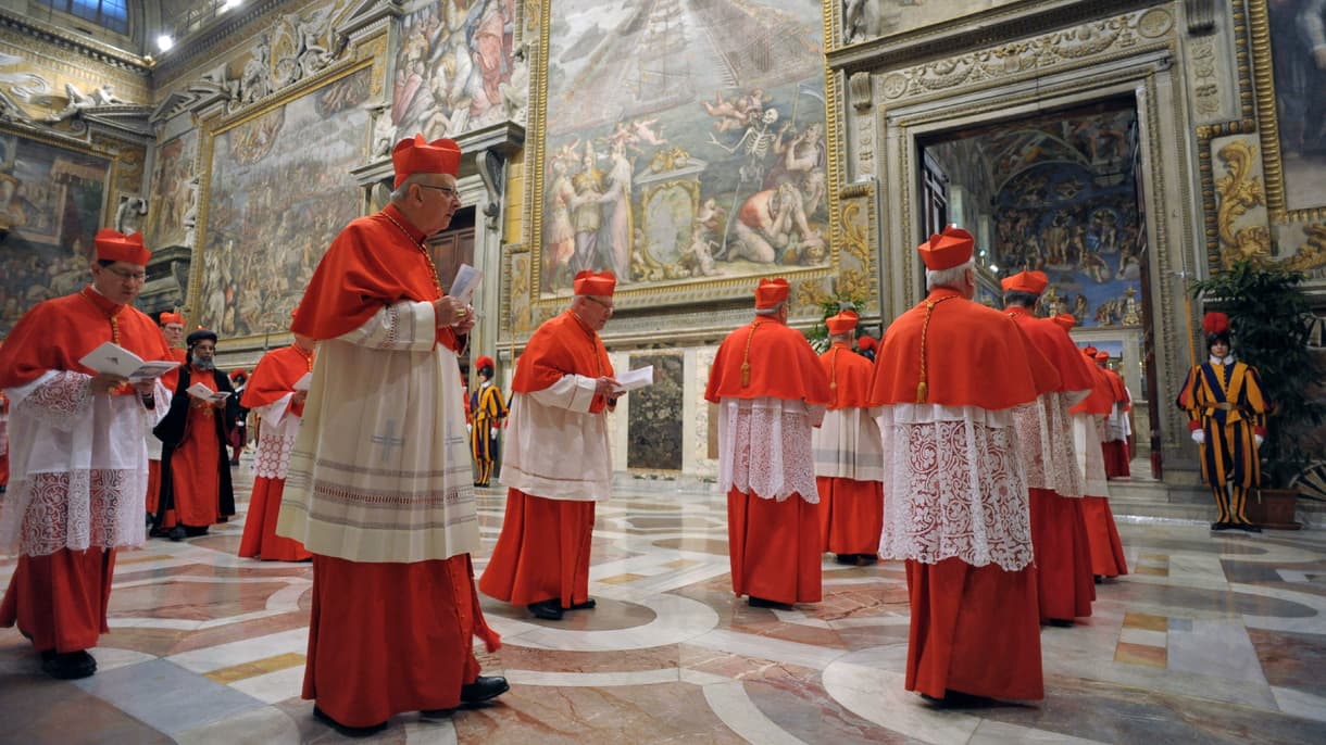 Des cardinaux entrant dans la chapelle Sixtine avant le début du conclave au Vatican le 12 mars 2013 (photo d'illustration) 