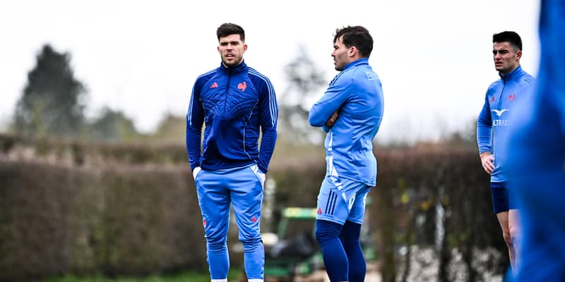 Matthieu Jalibert et Antoine Dupont à l'entraînement avec le XV de France, le 28 janvier 2025