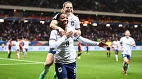 Grace Geyoro avec Eugénie Le Sommer lors de France-Canada, au Mans le 11 avril 2023